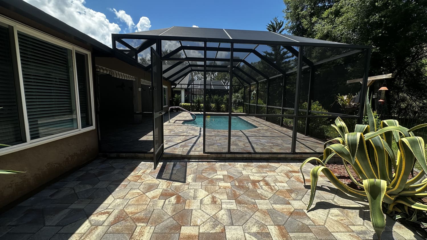 Pool deck and screen enclosure cleaning in Jacksonville