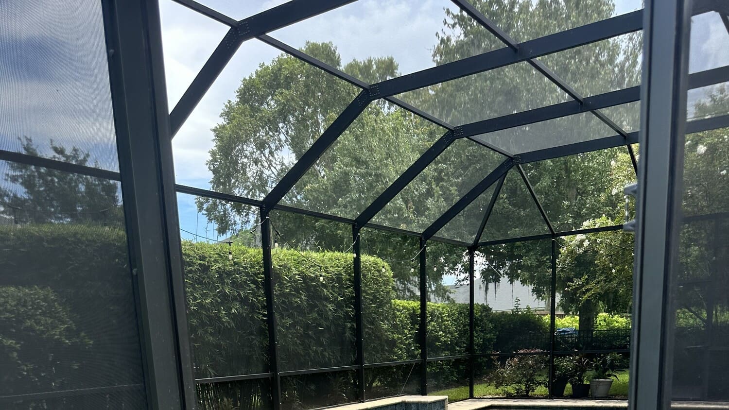 Low-pressure screen enclosure cleaning Jacksonville